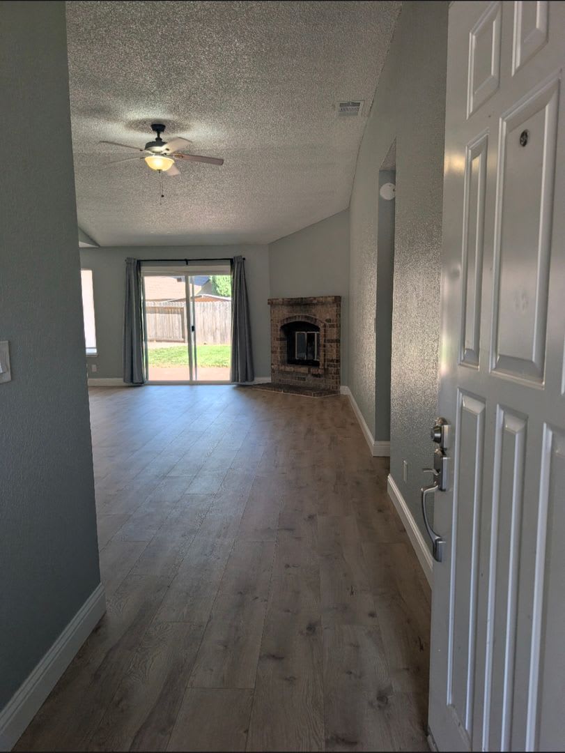 Adorable 3 Bedroom 2 Bath Available Now – photo 3