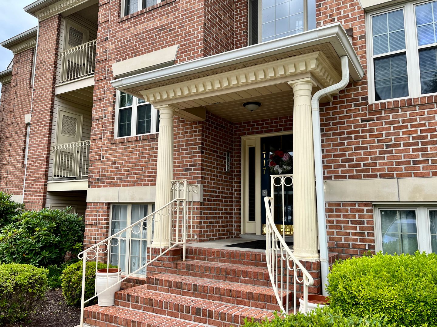 Charming 2 Bedroom/2 Bathroom Apartment Unit in Pond Condos! – photo 2