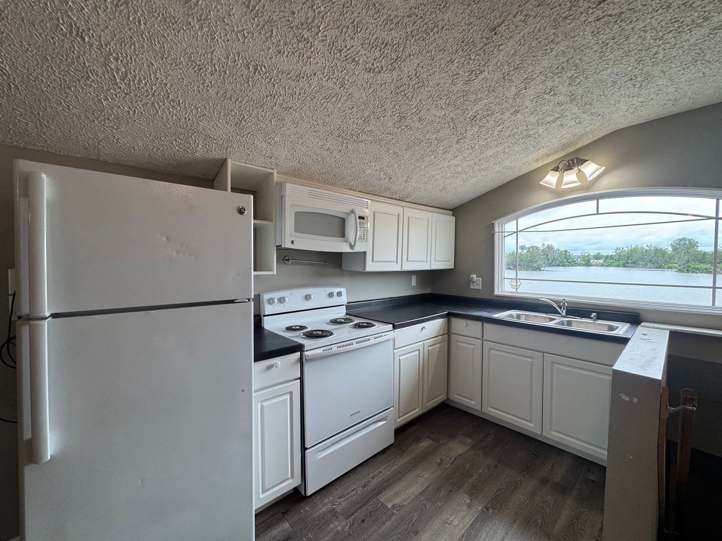 Super Cool 1 Bedroom House at Linoma Beach! – photo 1