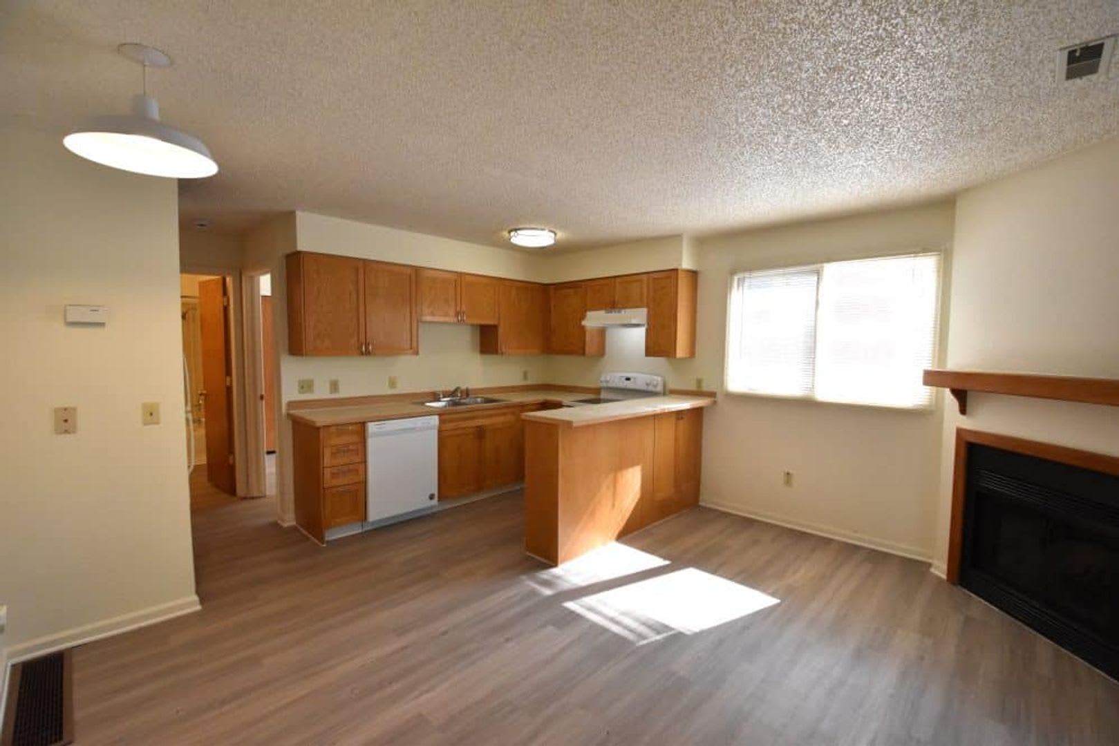 1 Bedroom Apartment at 19th and Walnut, the perfect downtown location! – photo 4