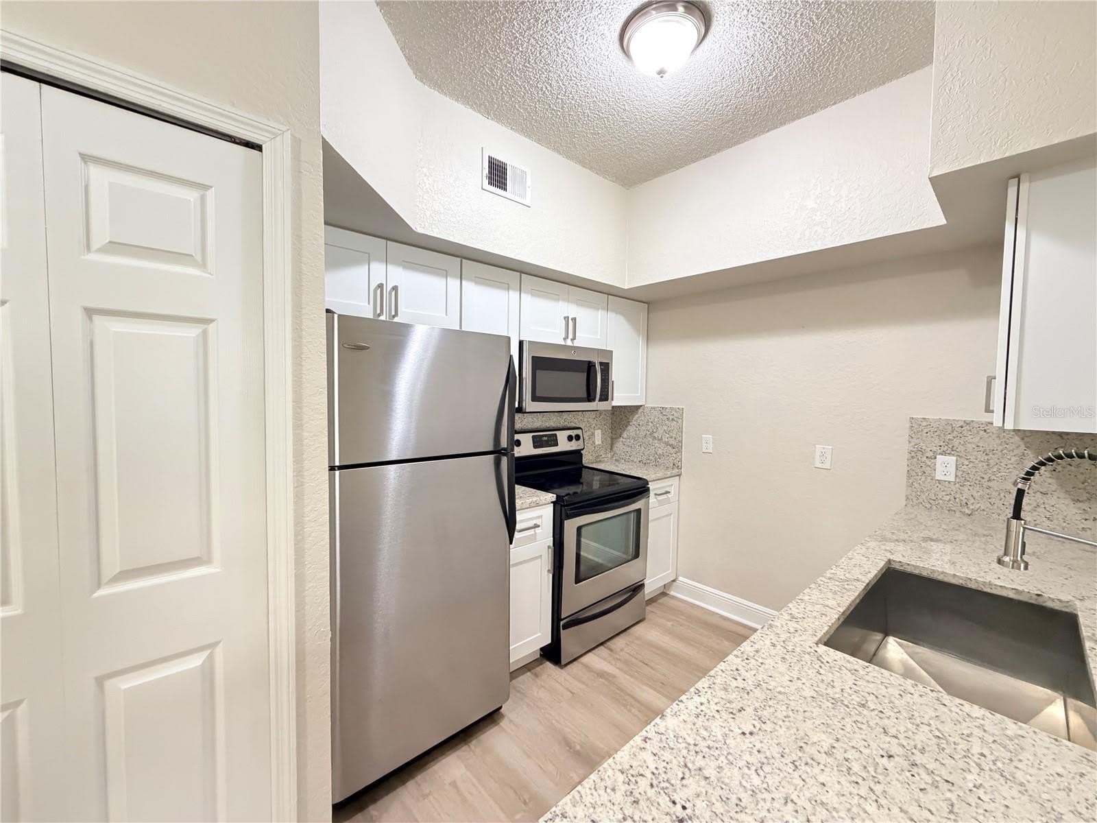 13015 PLANTATION PARK Circle – photo 5