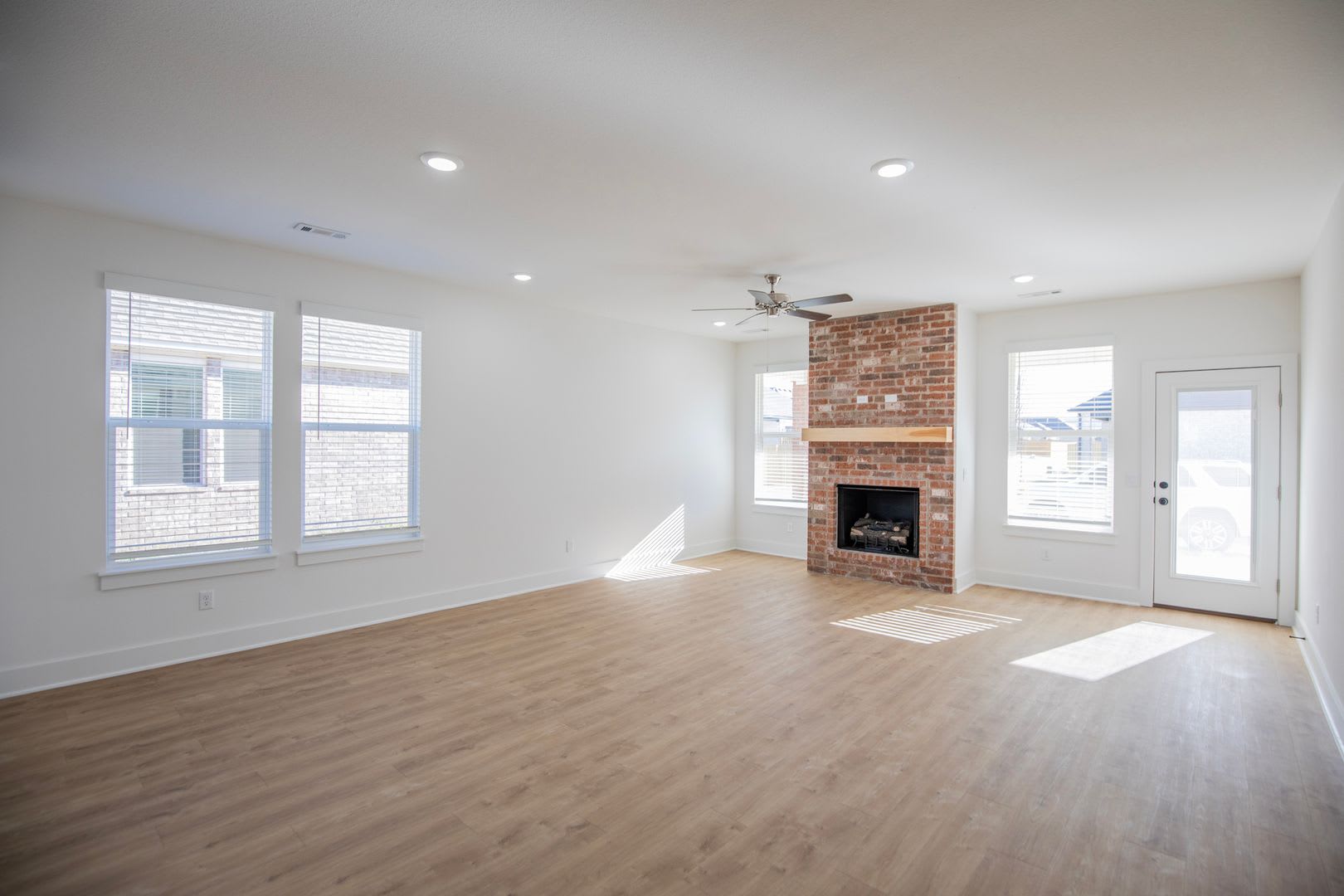 136 S Broyles Avenue – photo 3