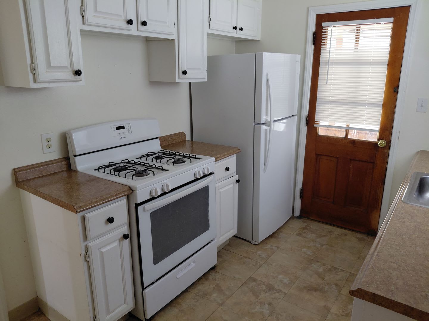 4 bedroom, 2 full bath bungalow near Cedar and Warrensville – photo 3