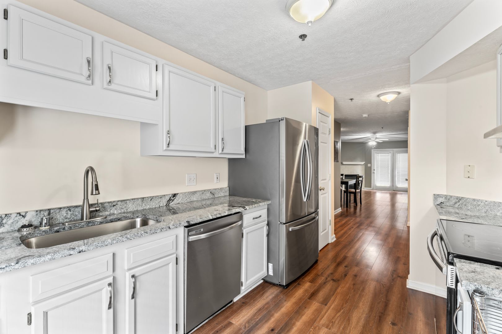 Beautiful Two Bedroom, Two Bathroom Condo – photo 2