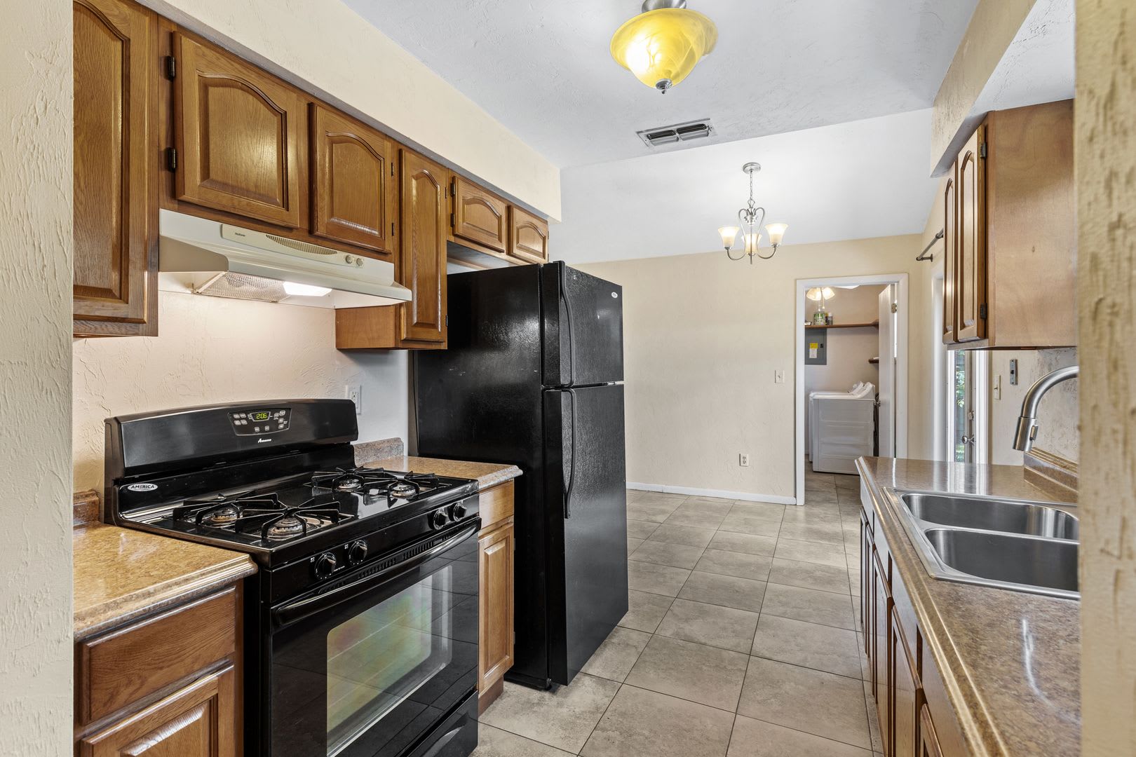 Charming Home in the Serene Springtree Neighborhood – photo 3