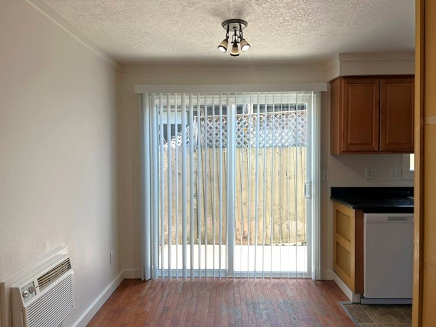 2Bd 1 5Ba Two Story Townhouse Available To View – photo 5