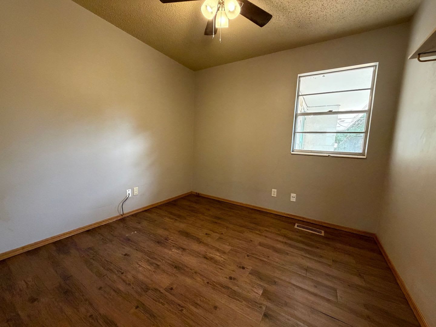 3 Bedroom 1.5 Bathroom 2 Car Garage – photo 4