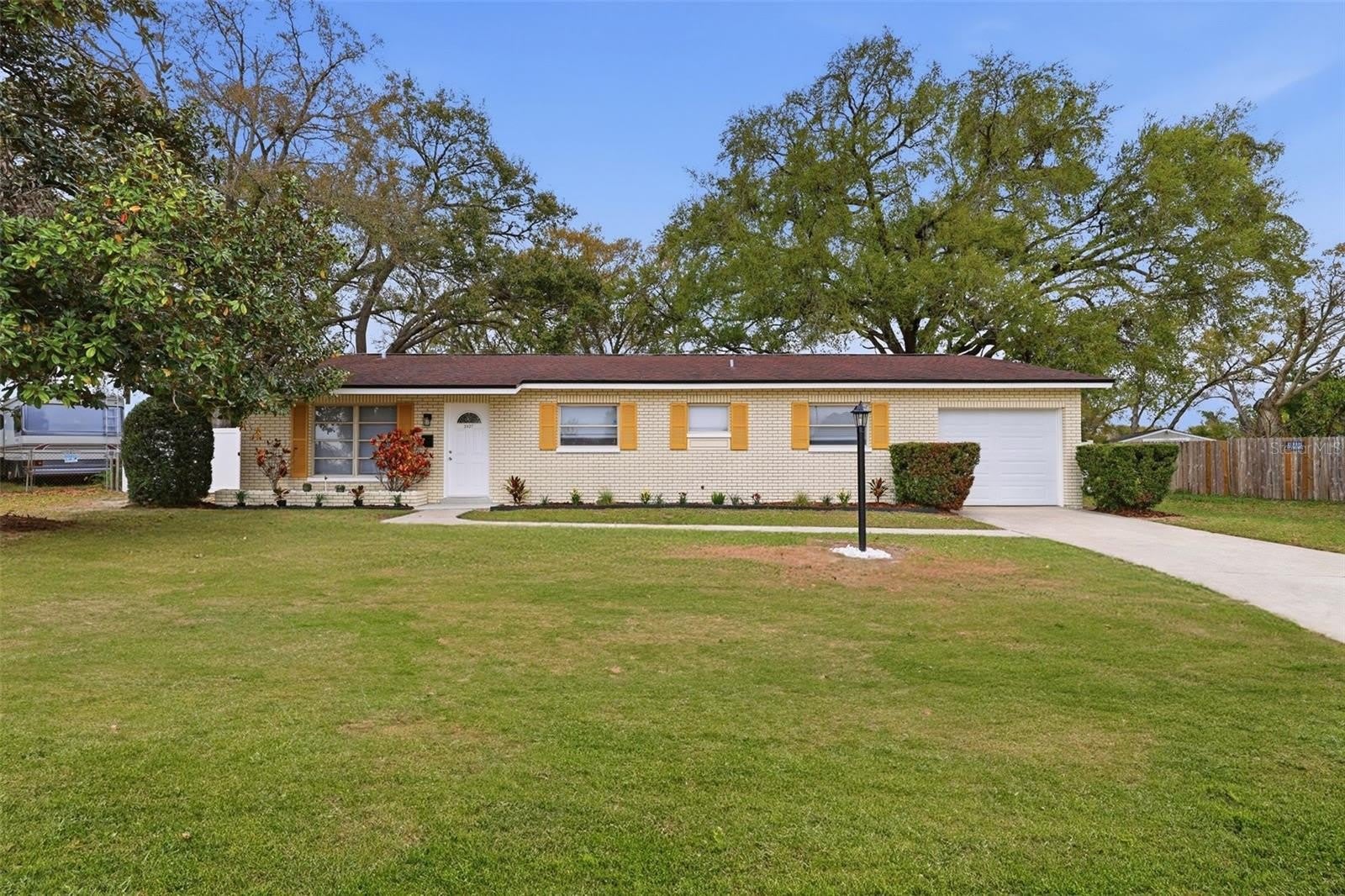 2327 W KNOLLWOOD Place – photo 1