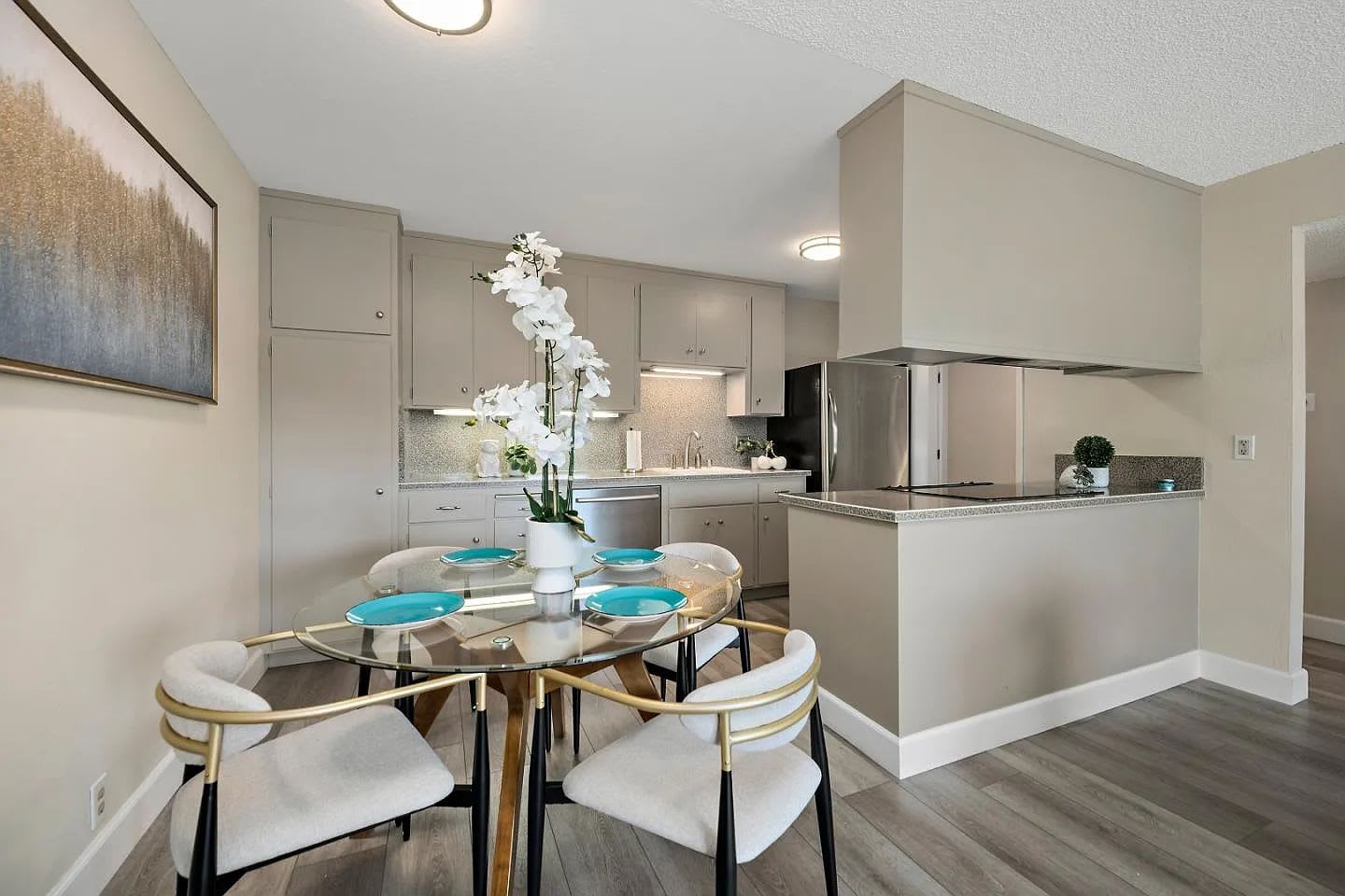 1458 Hudson St Apt 211 – photo 3