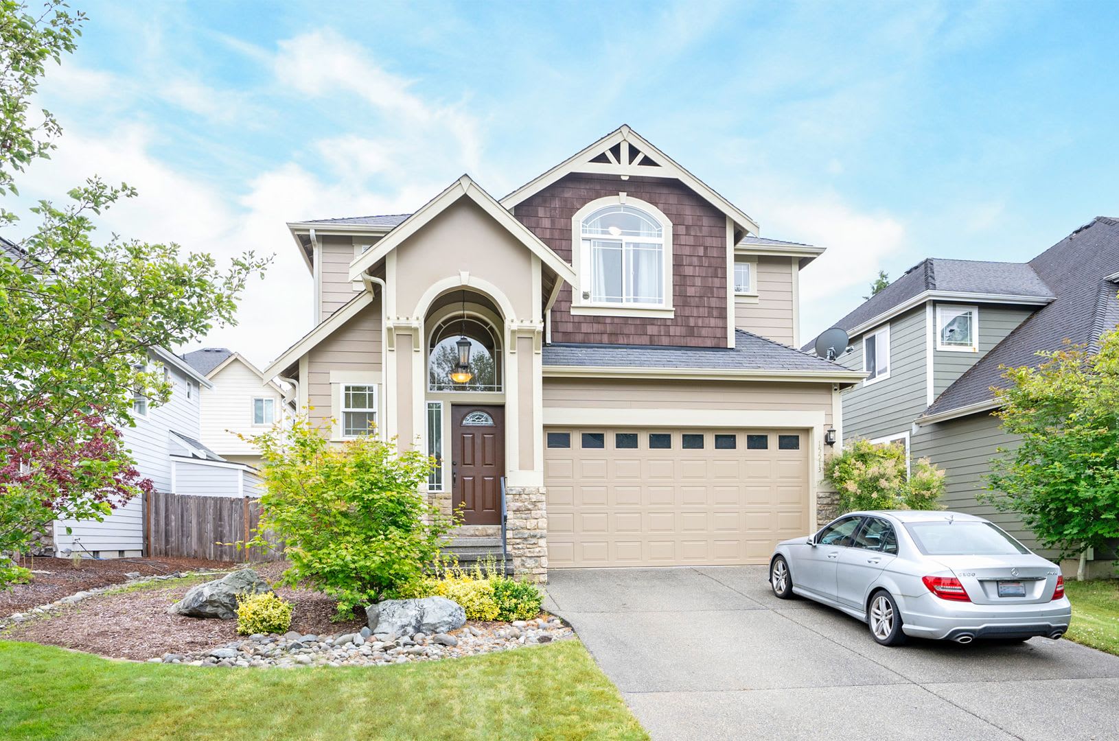 Spacious 4-Bedroom Home in The Oaks with Fenced Yard – photo 1