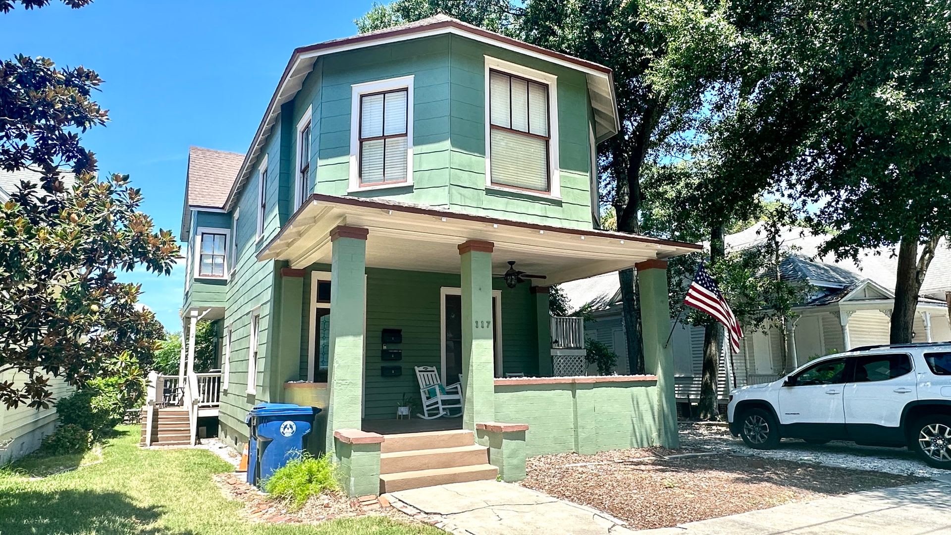 Great downtown location just 1-1/2 blocks off Centre St.! – photo 3