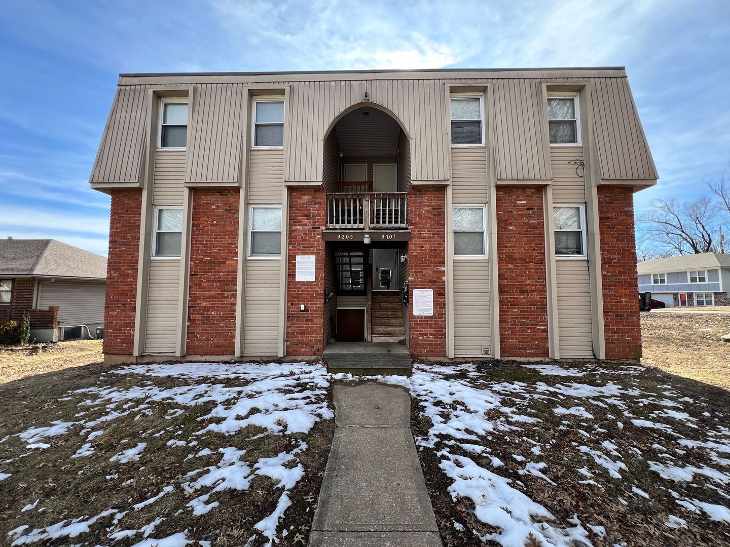 2 Bed 1 Bath Apartment With Garage Parking – photo 1