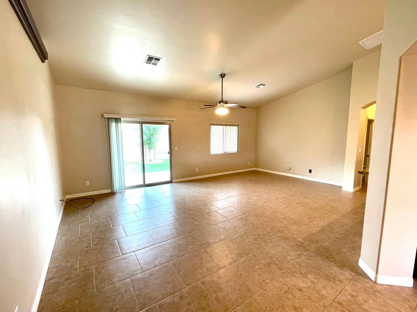 Beautiful 3 Bedroom Home In Hualapai Shadows Home Is Currently Occupied Please Do Not Disturb The Tenants – photo 4