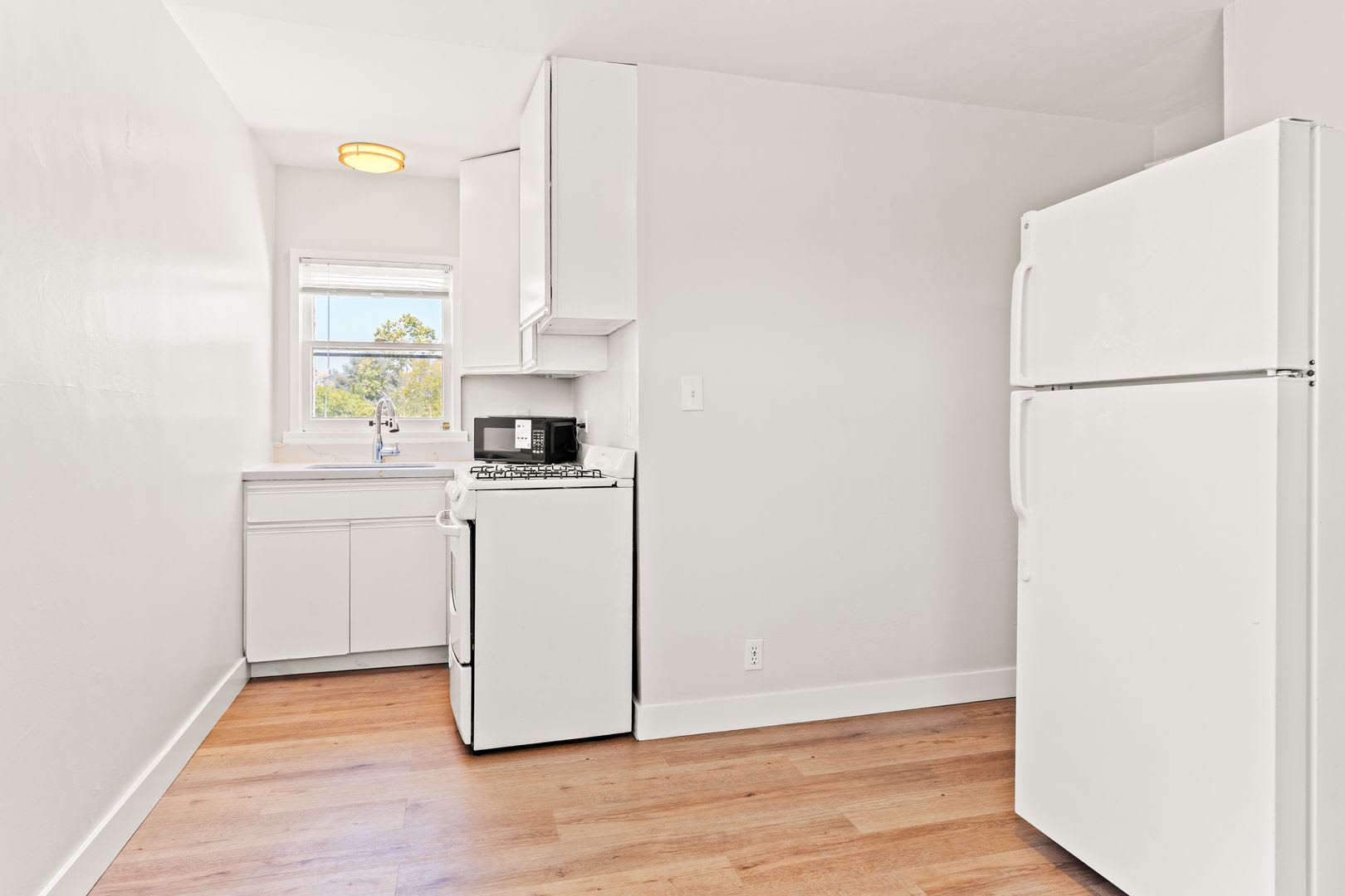 Charming San Leandro Duplex: 2 Bed w/ In-unit Laundry & Off-street Parking – photo 4