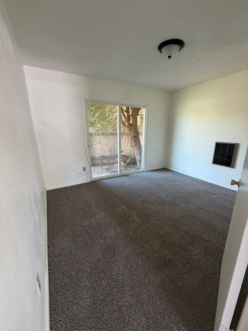 Newly Renovated 2 Bedroom, 1 Bathroom Triplex – photo 2