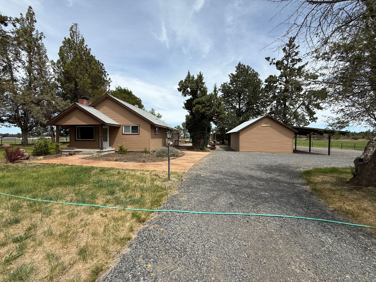 2 Bed/1.5 Bath Single Level Farm House with Mountain Views – photo 2