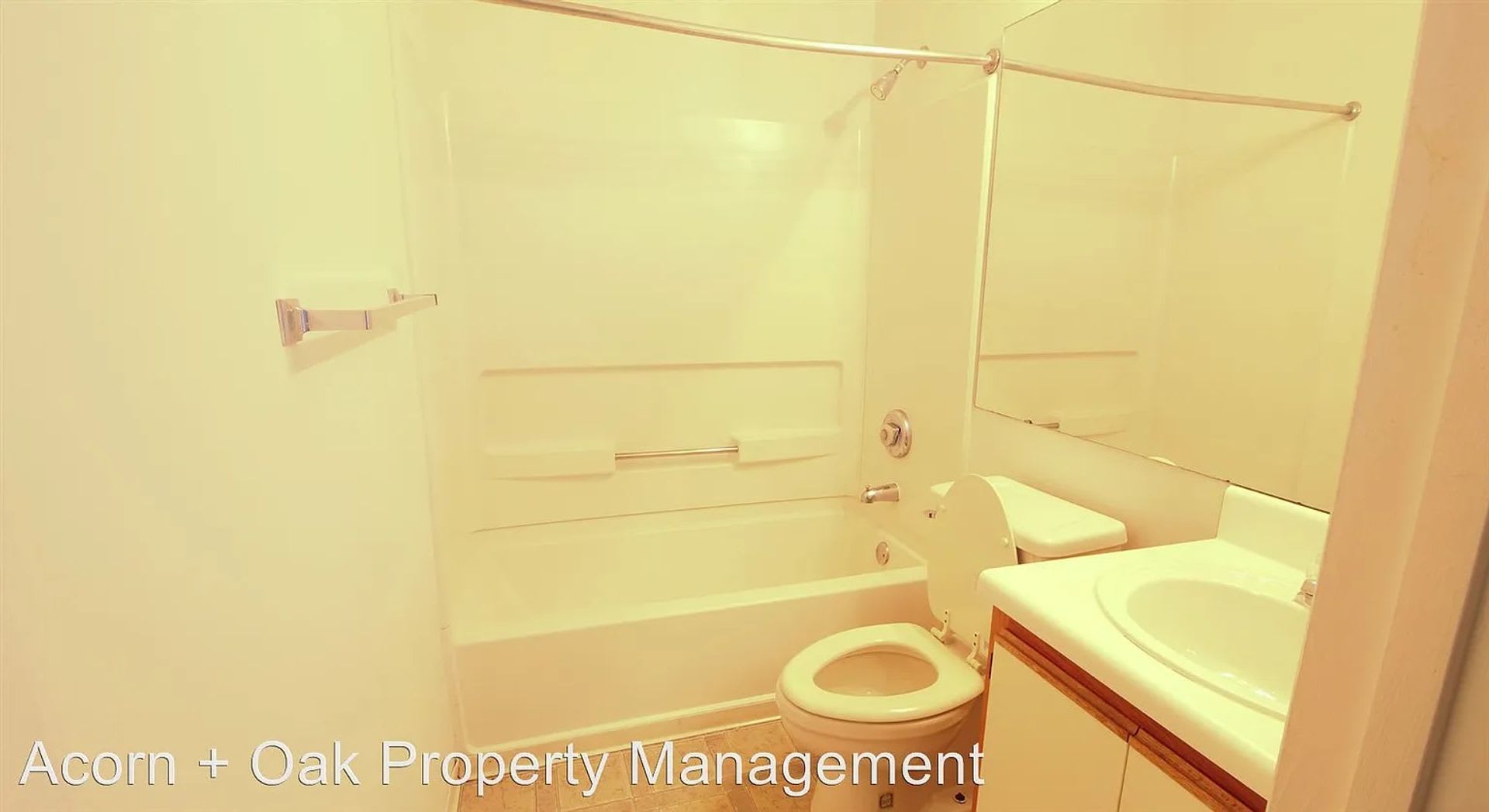 Room in 4 Bedroom Home at Collegiate Cir – photo 2