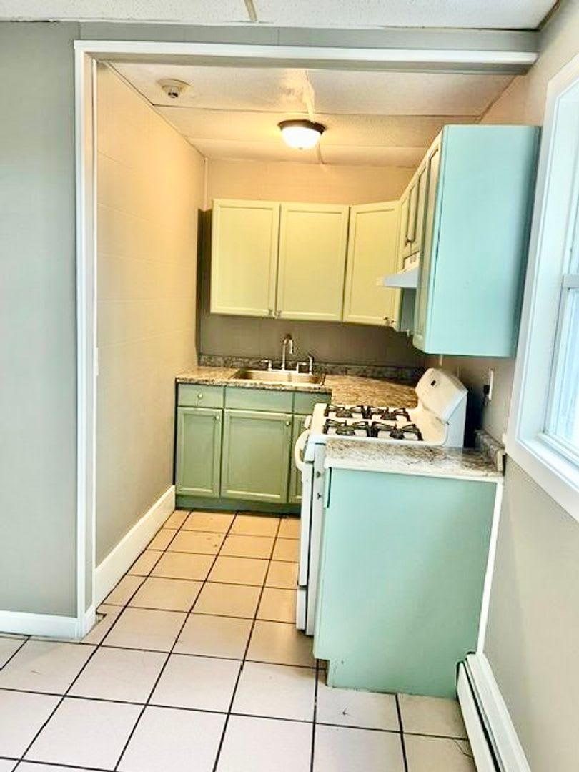 **Pawtucket/Woodlawn – Large Two Bed Section 8 Welcome -$1,400** – photo 4