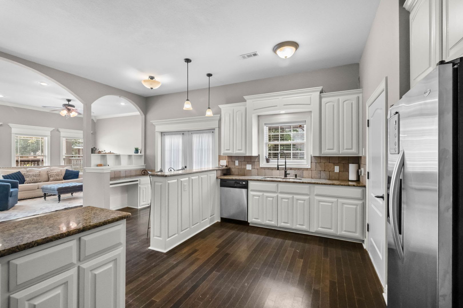 Furnished 3 bed/2.5 bath – photo 3