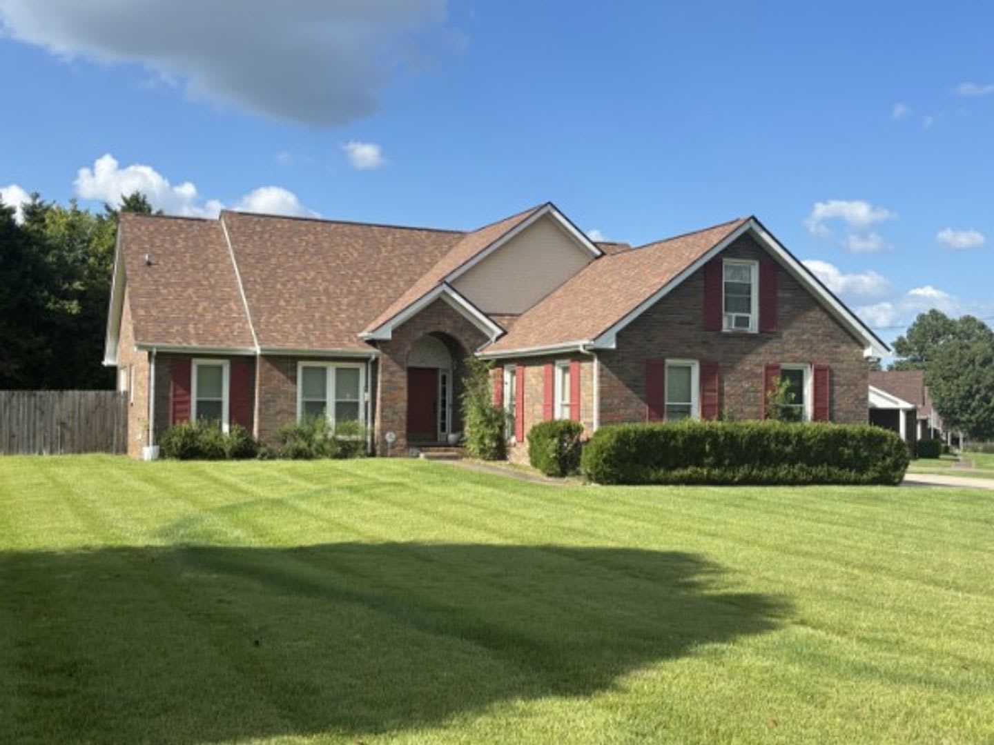 Spacious 3 Bedroom 2 Bath Brick Home – photo 1