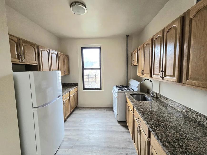 2085 Morris Avenue – photo 4