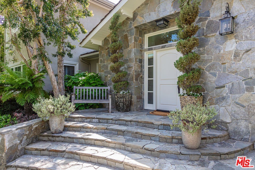 1185 Corsica Dr – photo 2