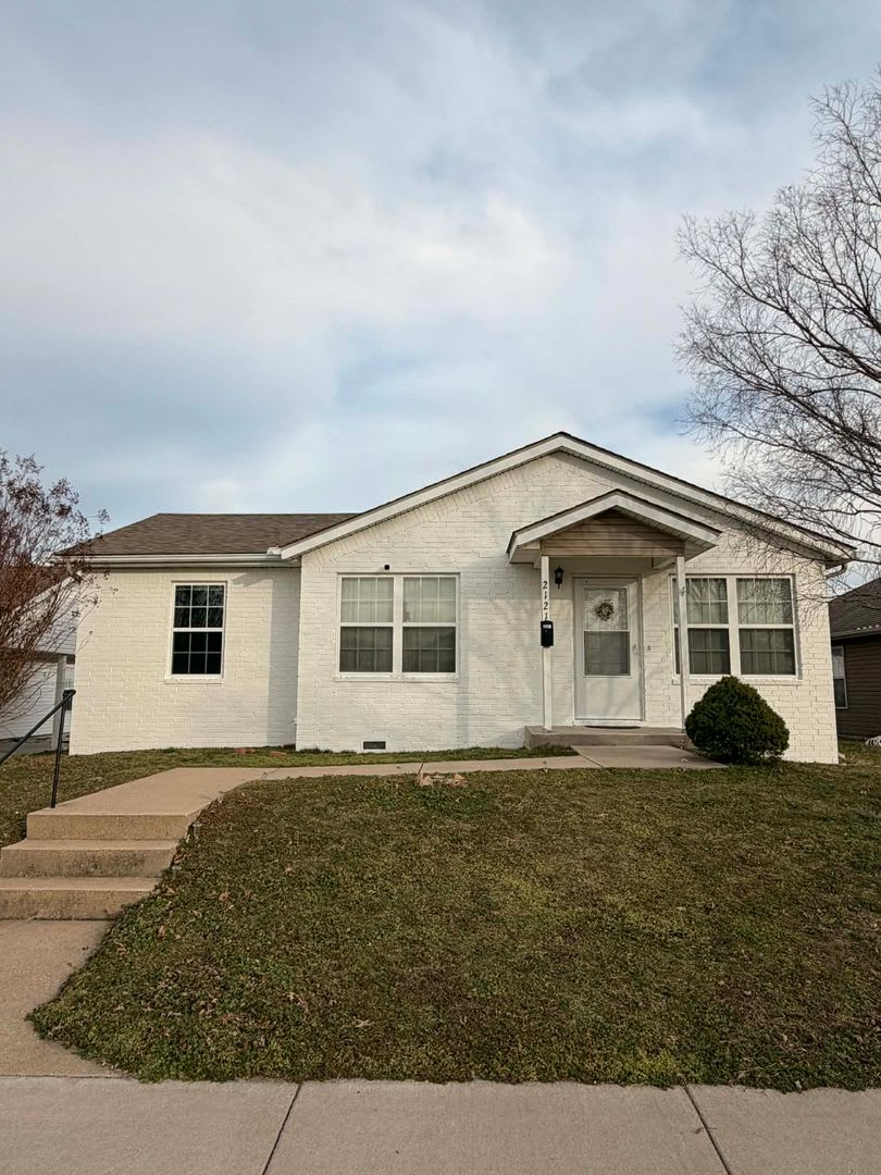 Coming Soon Fully Furnished 3 Bedroom 1 5 Bathrooms Short Term Rental 2121 Kentucky Ave Joplin Mo With A Car Garage – photo 2