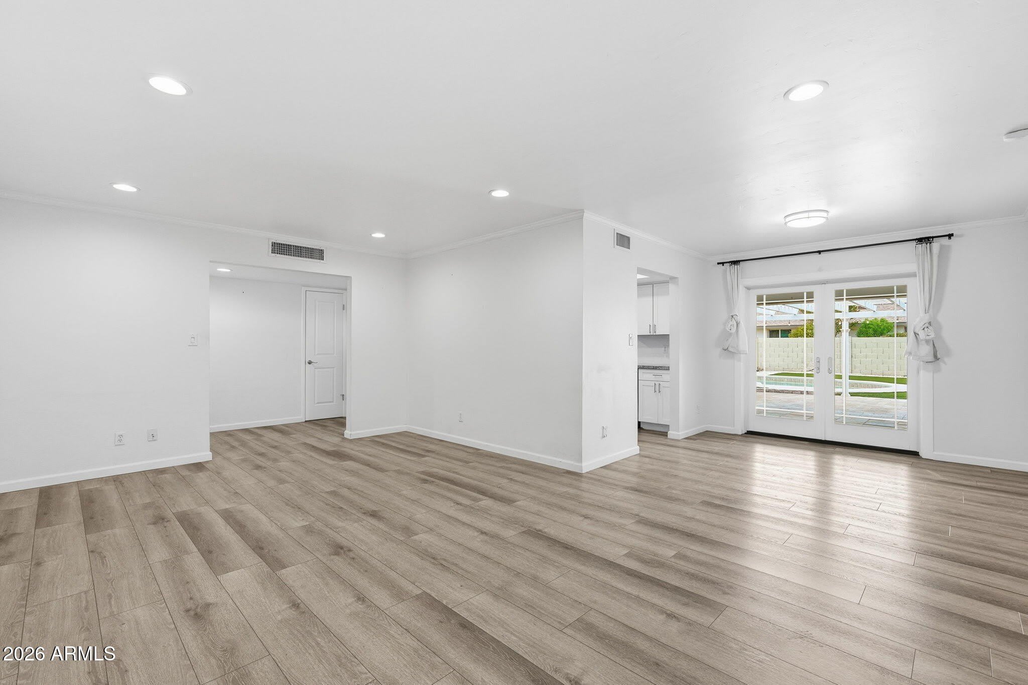 2546 E GENEVA Drive – photo 3