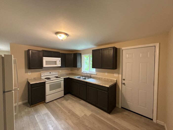 2700 Capitol Drive – photo 5