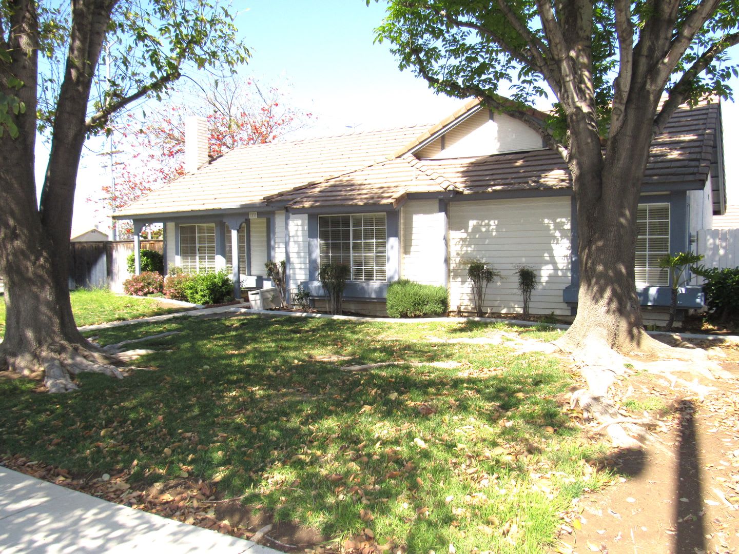 Spacious and Well Maintained 3 Bedroom 2 Bath single Family Home in The City of Corona – photo 2