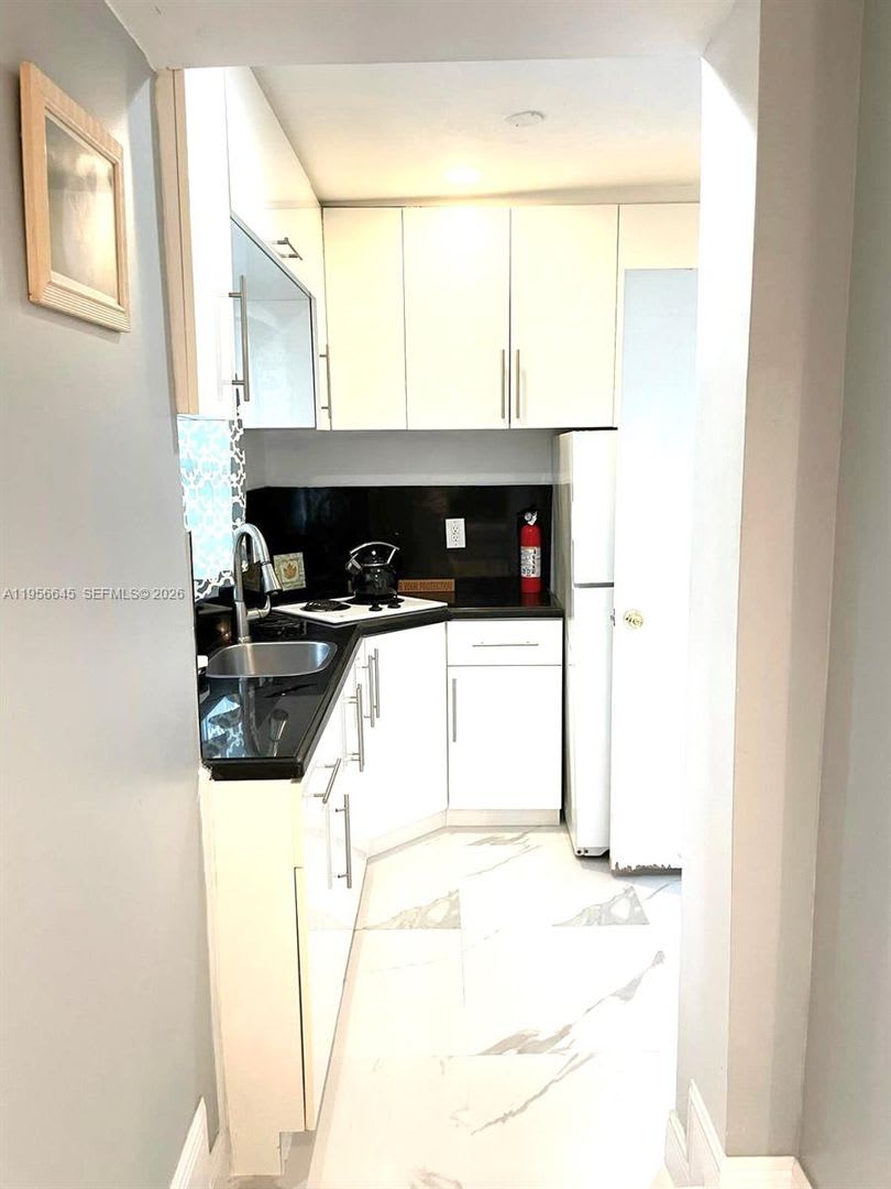 223 SW 10th Street 0, Hallandale Beach, FL 33009 – photo 4