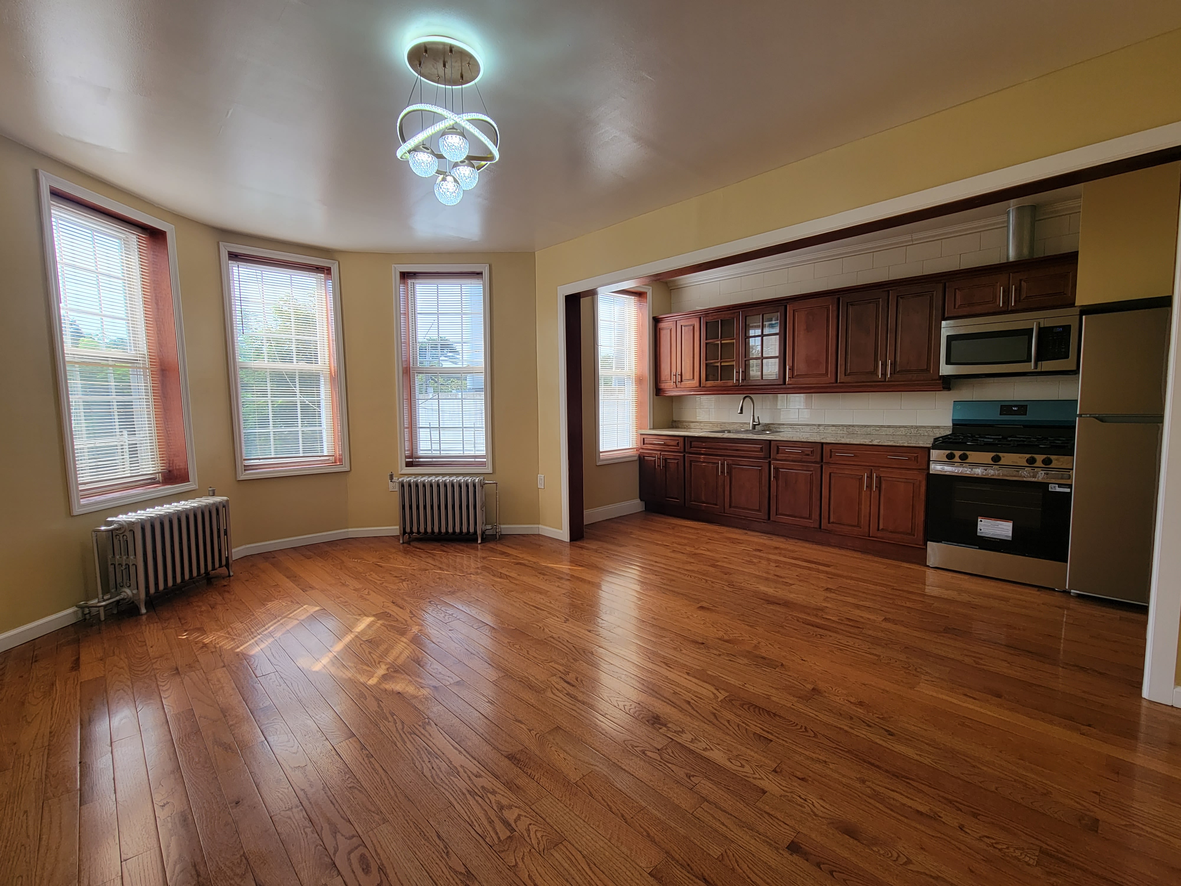 214 Moffat St – photo 2