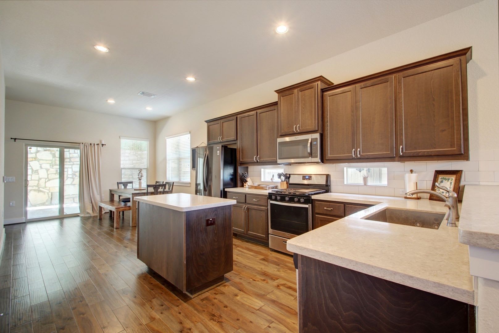 Beautiful 4 bedroom/2.5 bath, available early August! – photo 2