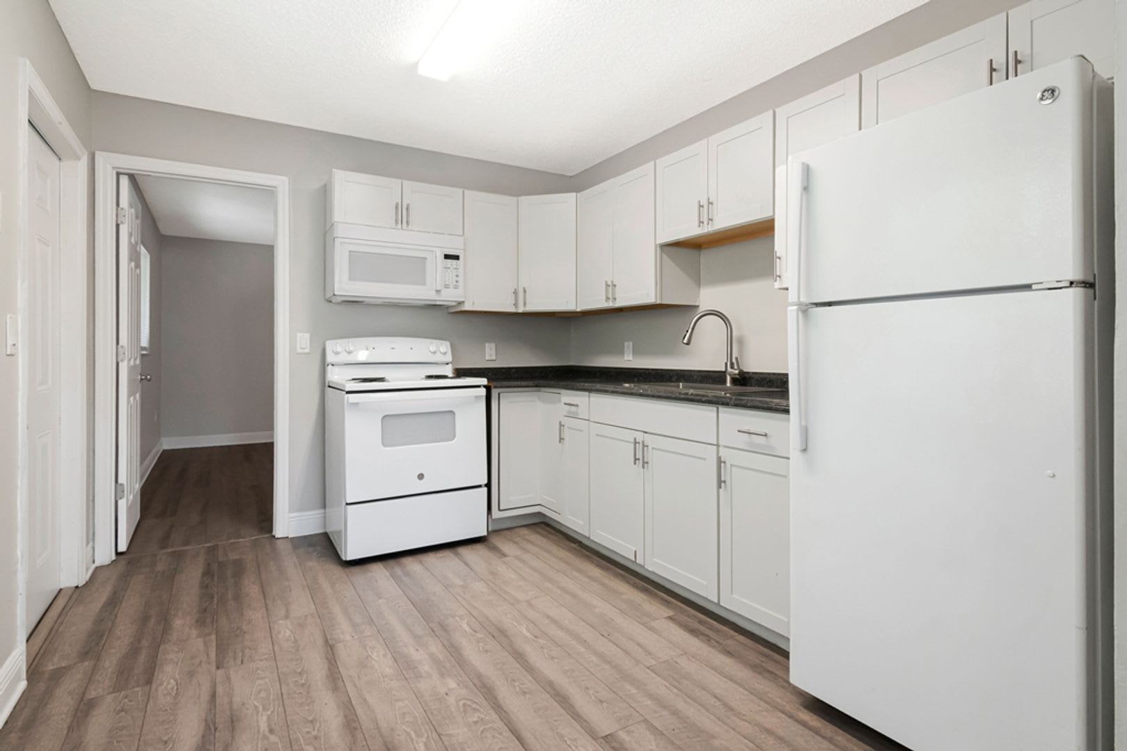 Renovated 3 Bedroom 2 Bath Lawn Care And Trash Included Minutes From Super Target And Publix – photo 2