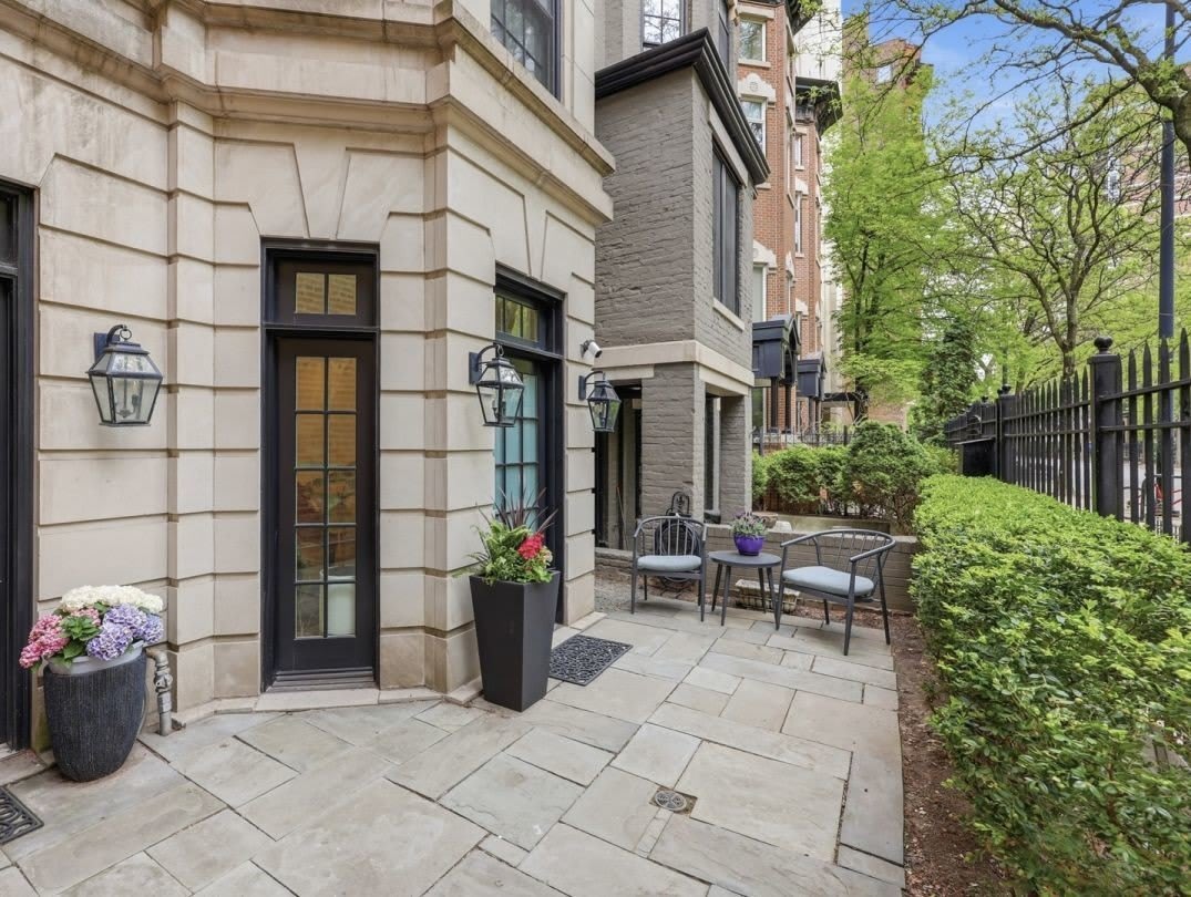 22 E Division Street – photo 3