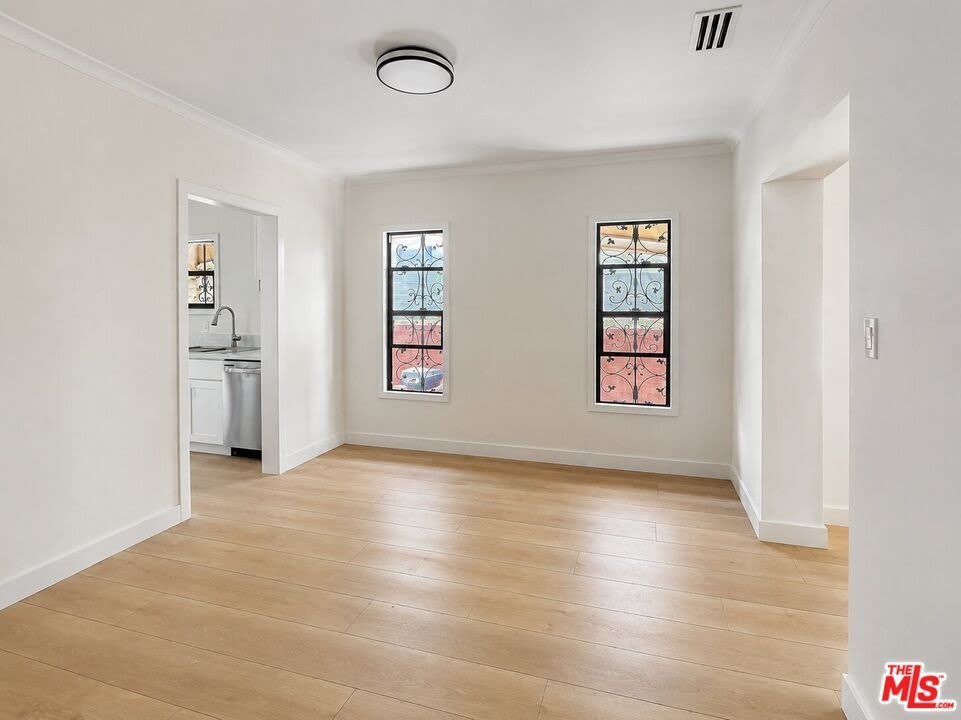 6132 Whitsett Ave – photo 5