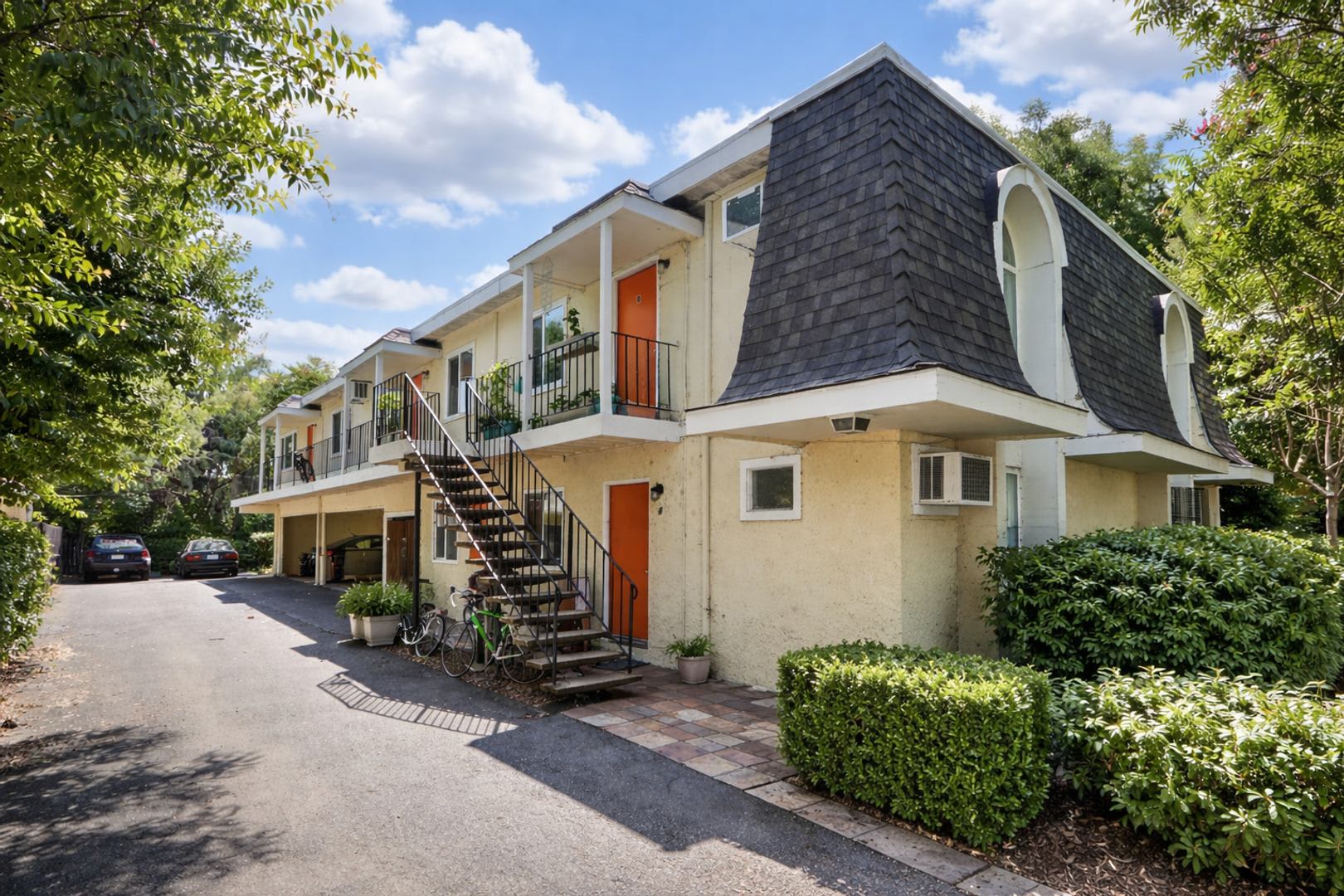 Move In Ready Now Newly Renovated 2 Bedroom 1 Bath Unit – photo 2
