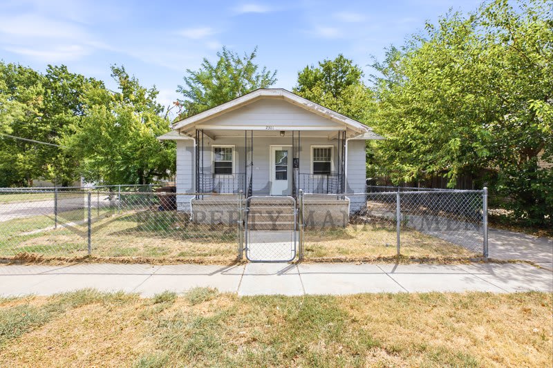 2301 West 3rd Street North – photo 2