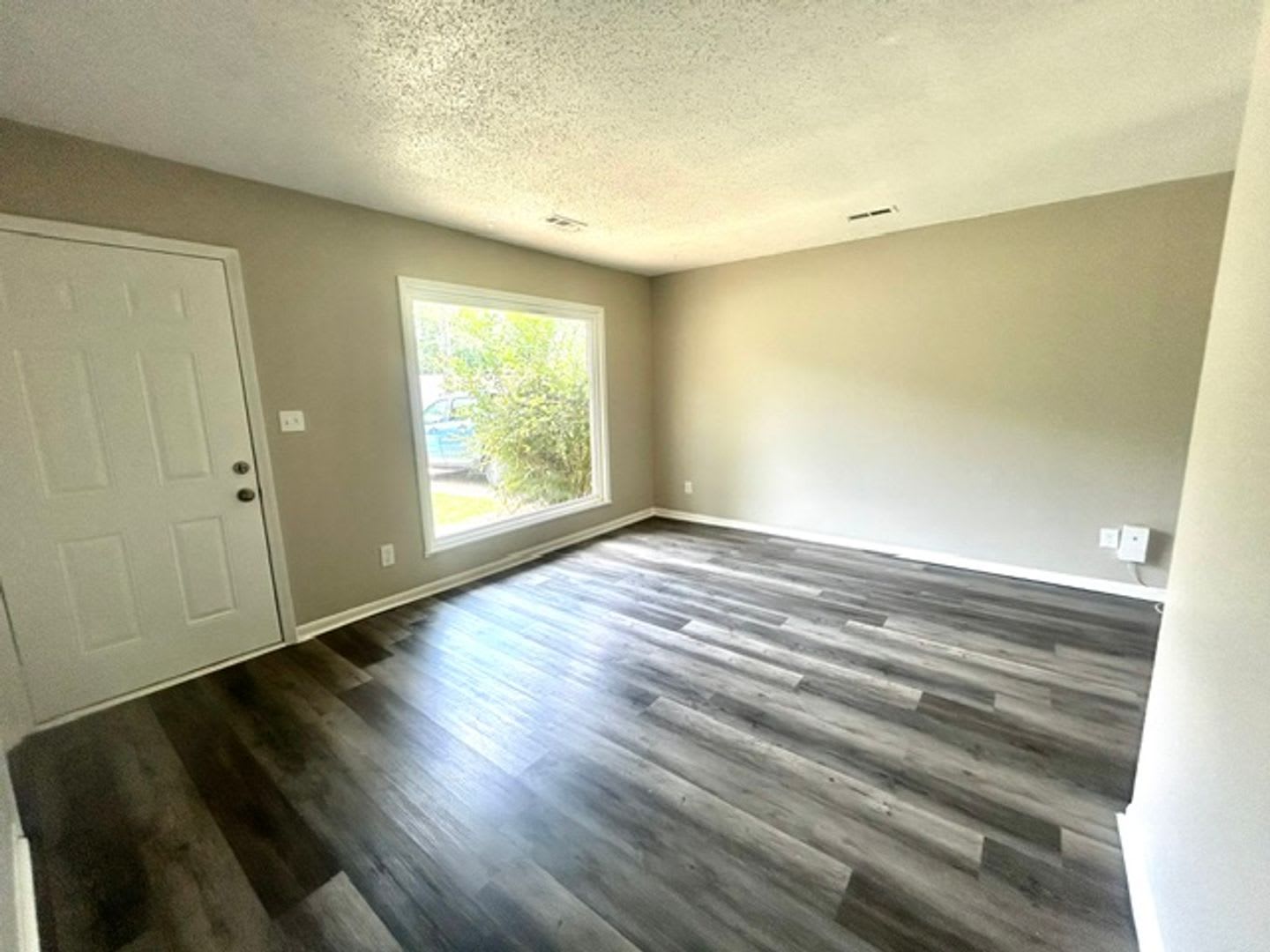 AVAILABLE NOW! $200 OFF FIRST MONTHS RENT – photo 3