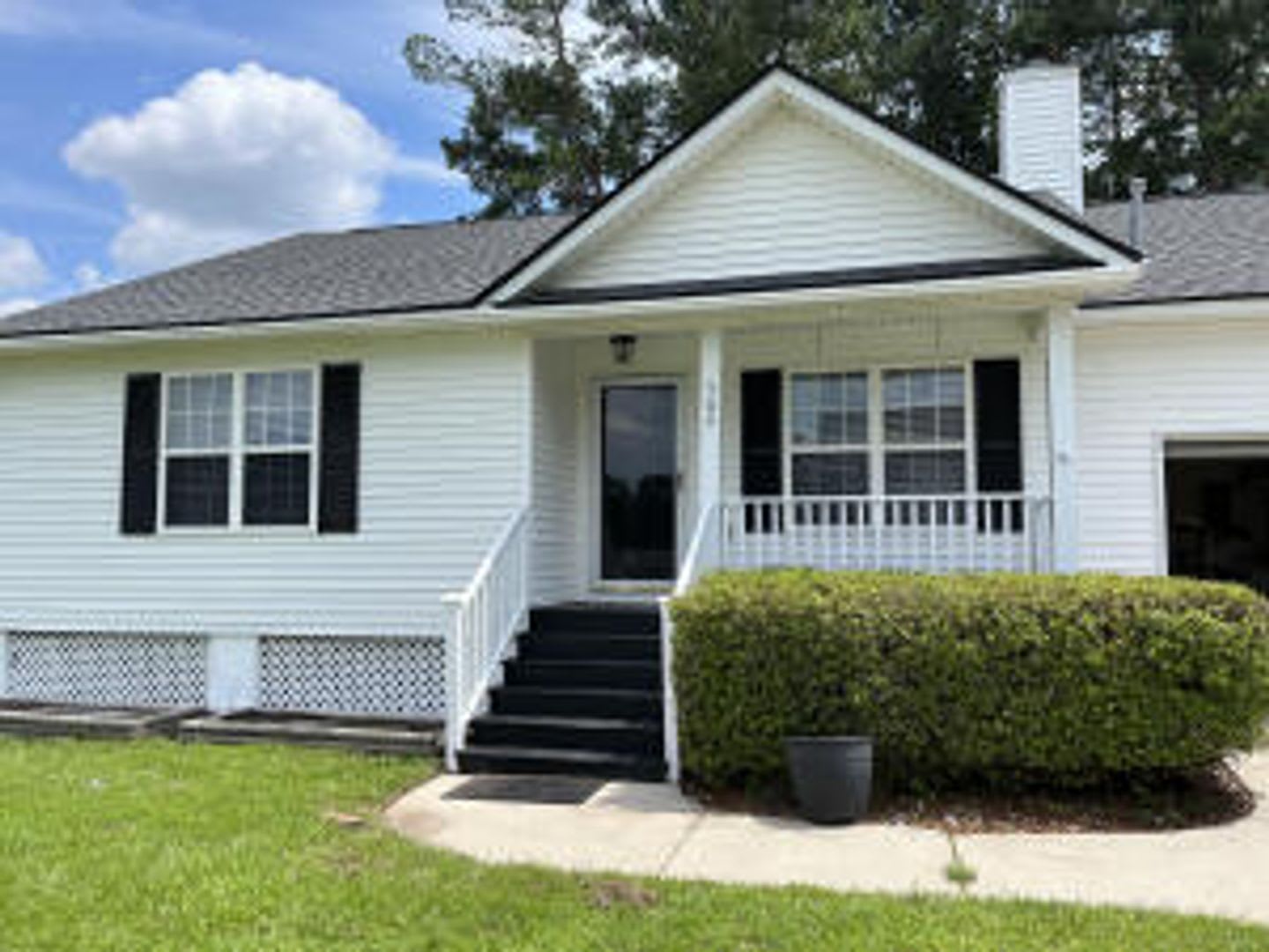 3Br 2Ba Close to Downtown Summerville – photo 1