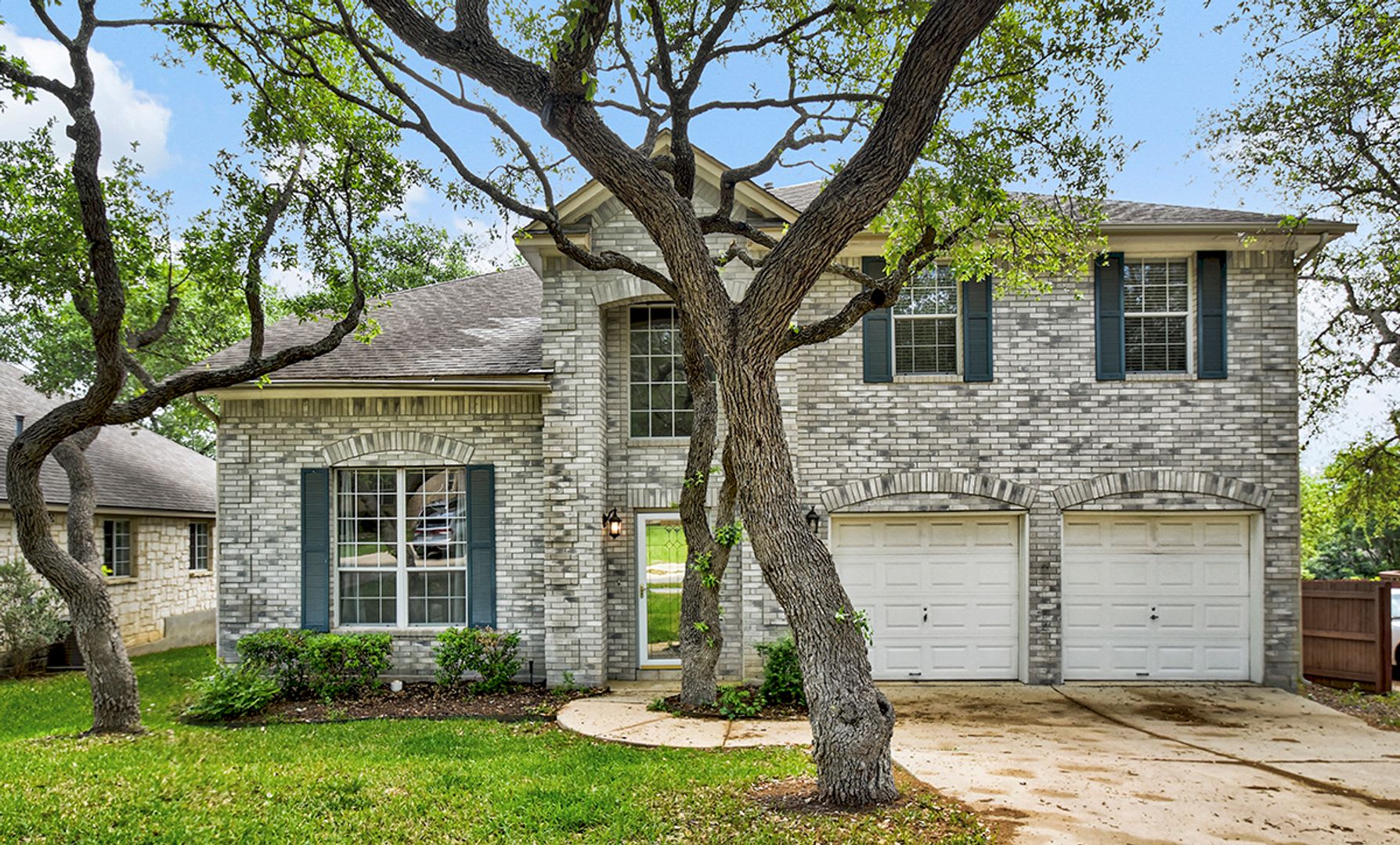 Beautiful And Impeccably Maintained Traditional Home Located In The Highly Desirable Waters At Canyon Springs Community – photo 1