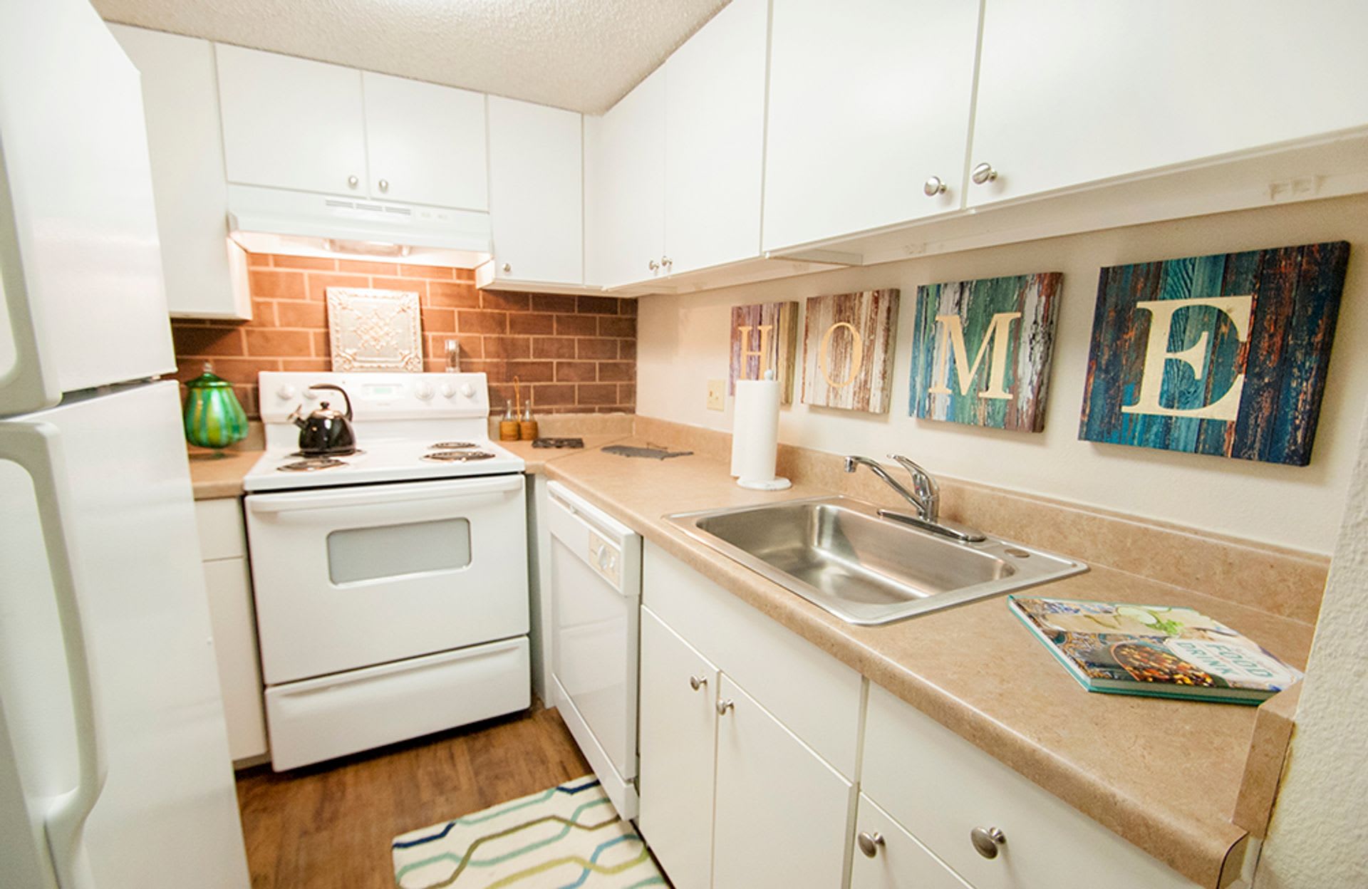 Lake Towers Apartments – photo 4