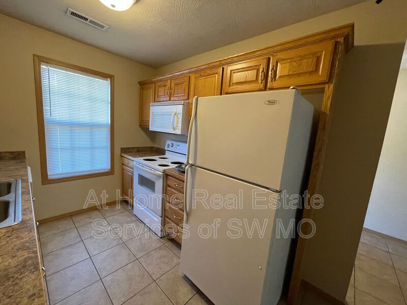 1096 N Westwood – photo 4