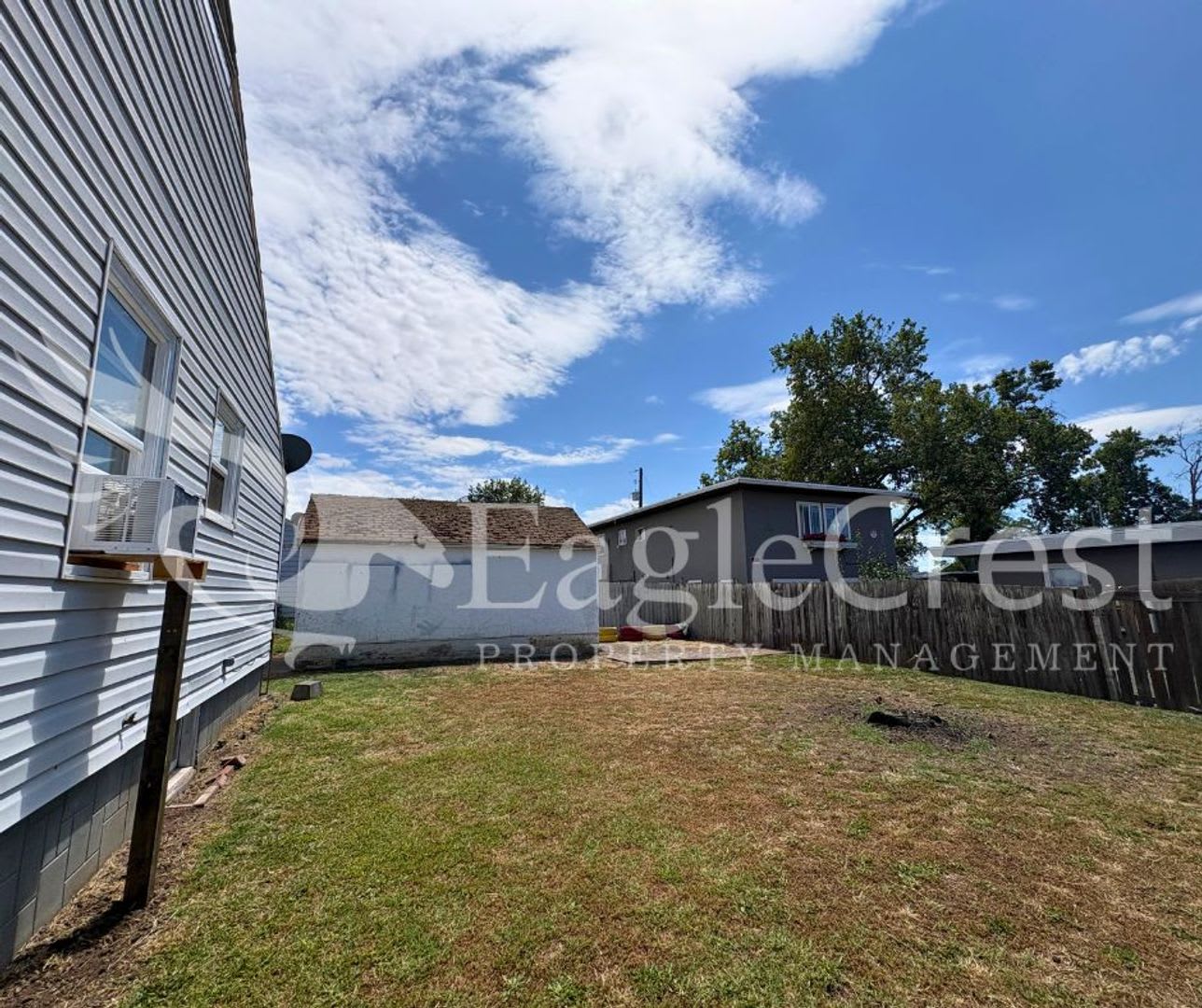 Charming 2-Bedroom Home with Modern Finishes & Open Yard – photo 4