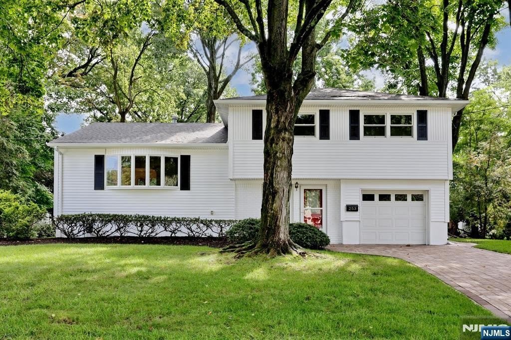 253 Jeffer Street – photo 1