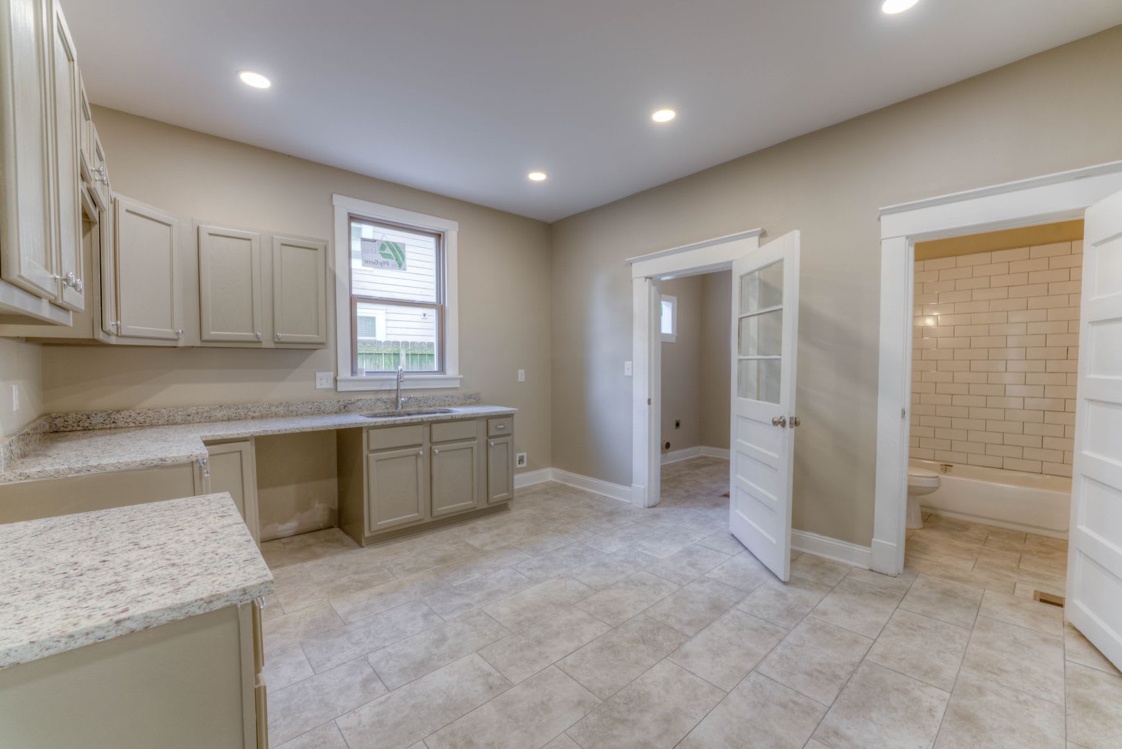 Beautiful 4 Bedroom Home With Hardwood Floors Modern Kitchen – photo 4