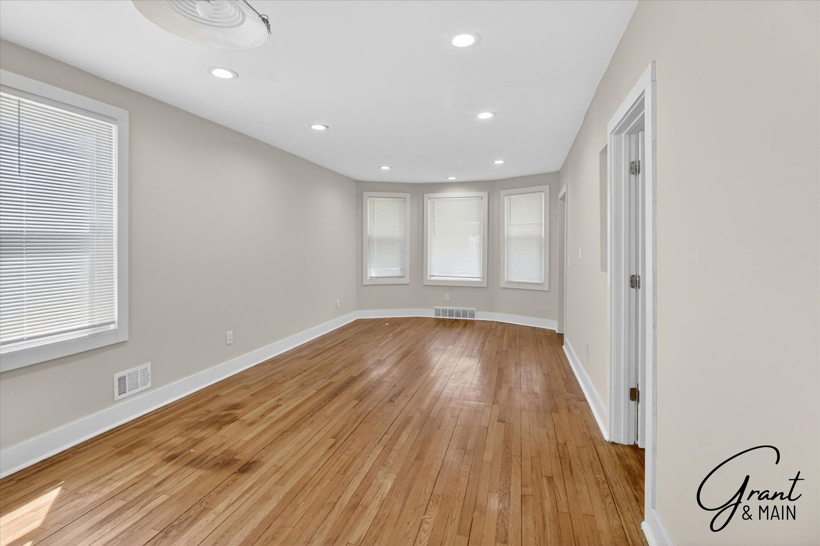 1 600 One Of A Kind Bungalow In Hamtramck – photo 3