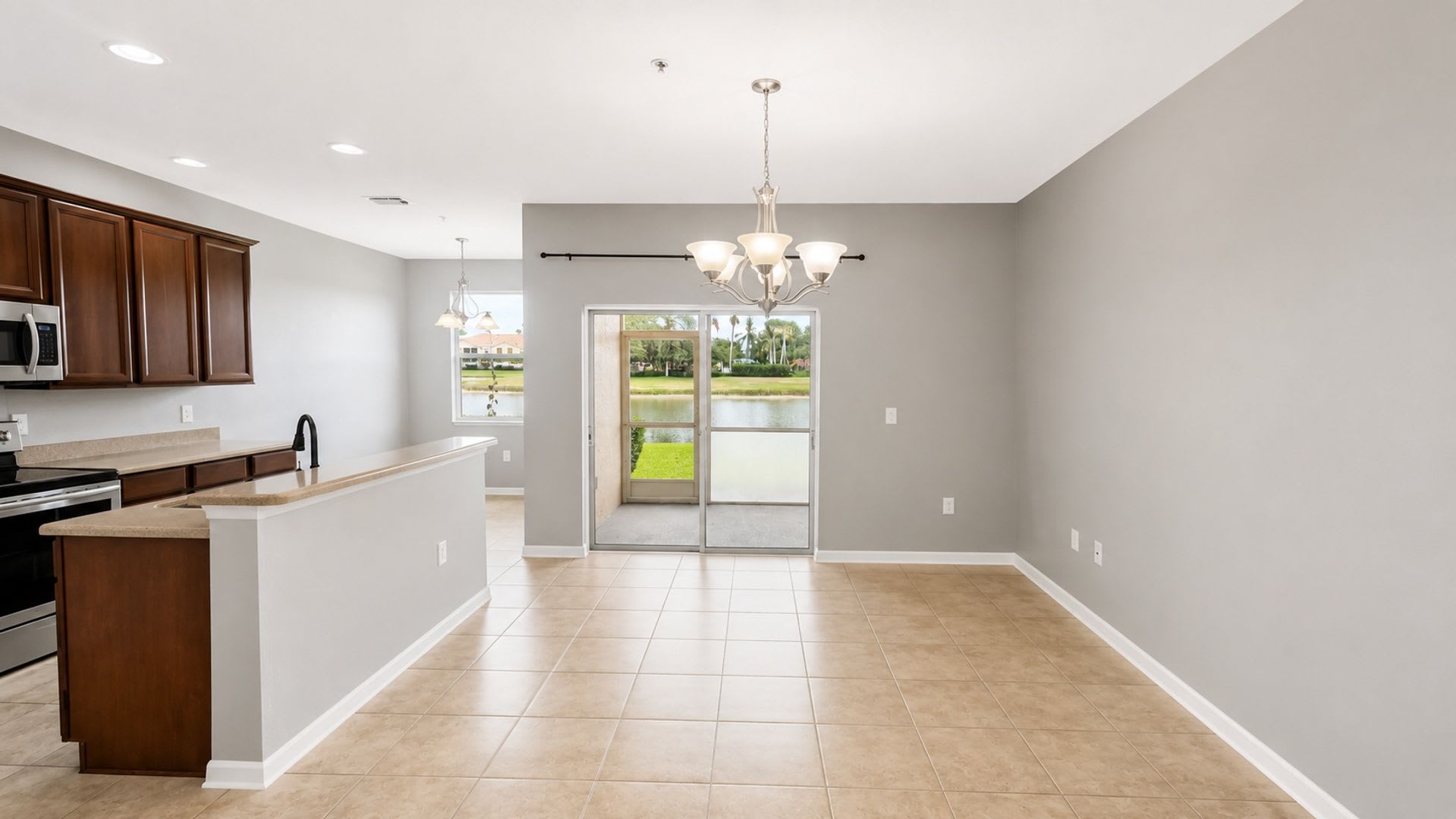 Annual Unfurnished 3-bed 2.5-bath townhome in Parkstone – photo 5