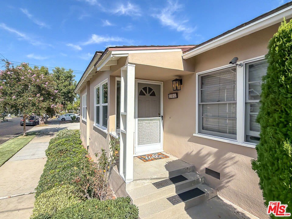 202 E Grand Ave – photo 4
