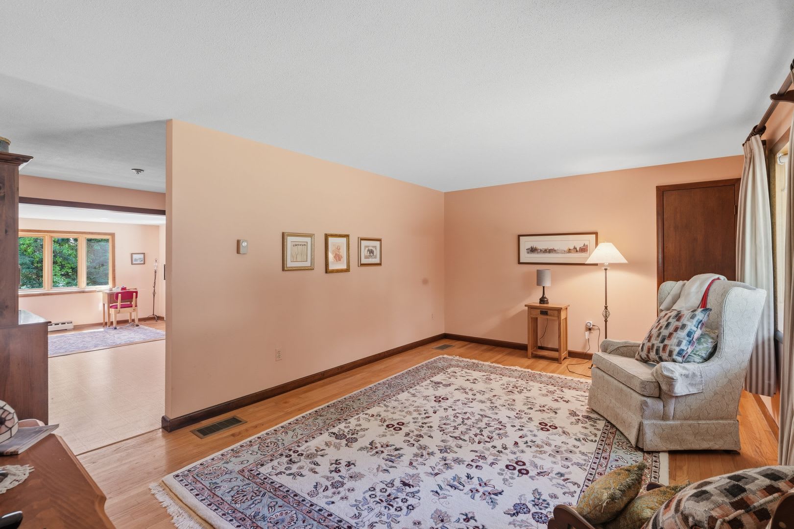 Spacious 3-Bedrooms Single Family House for Rent in Ludlow! – photo 3